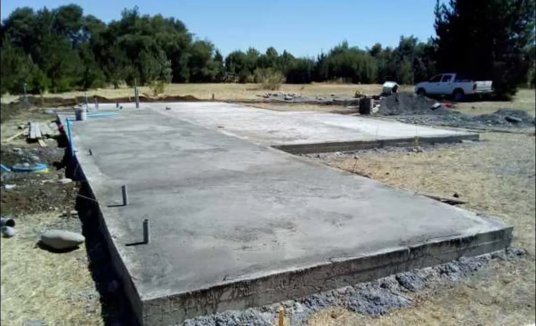 Edificio moderno con fachada azul en el sur de Chile